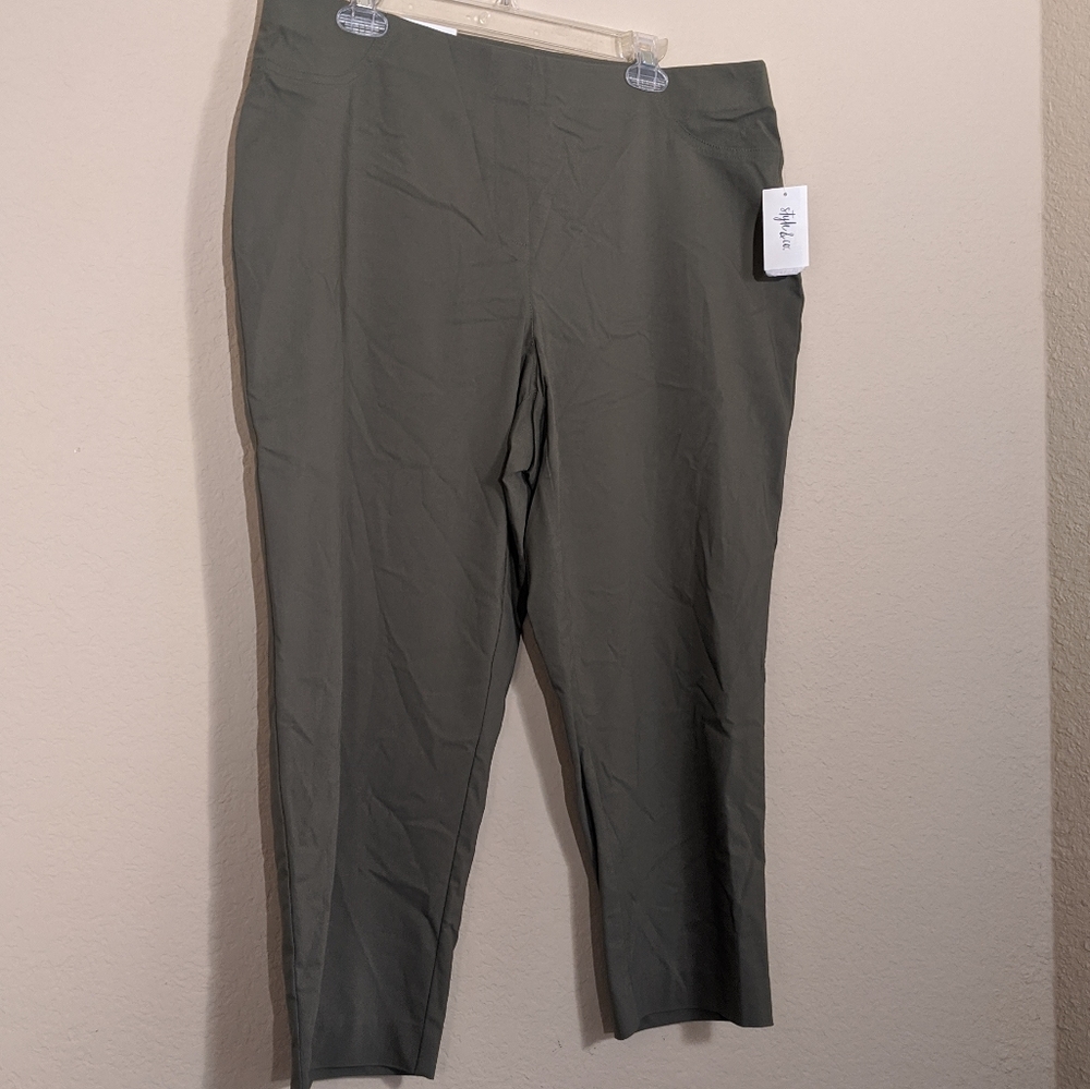 NWT Style & co. Green Capri Mid rise Comfort waist